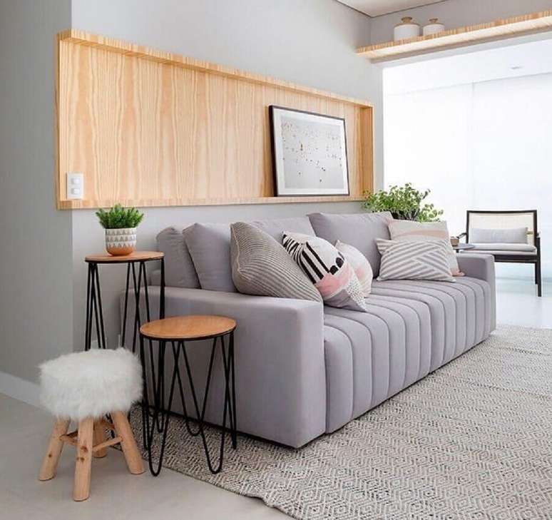 55. Sala cinza moderna decorada com mesa de canto redonda moderna &ndash; Foto: Pinterest