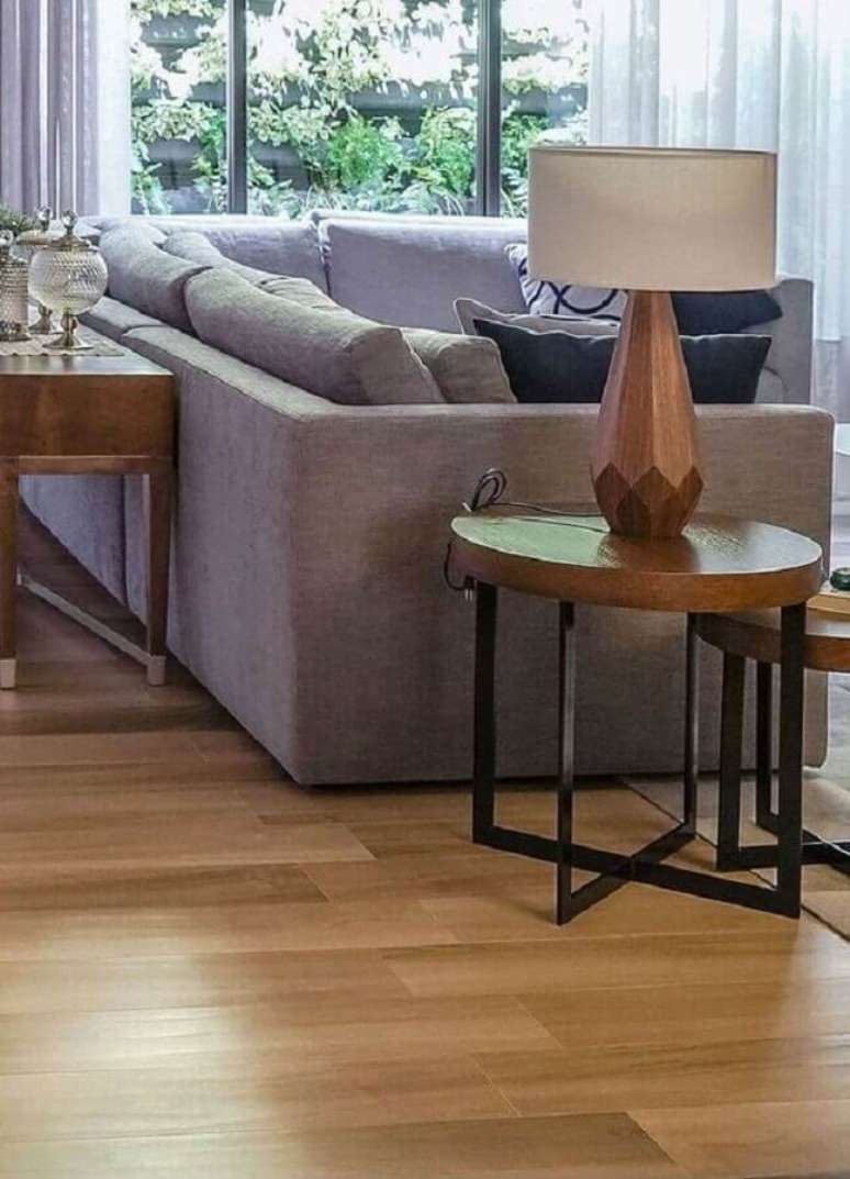56. Mesa de canto redonda madeira para decoração de sala com sofá cinza – Foto: Archtrends
