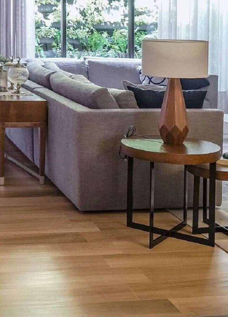 56. Mesa de canto redonda madeira para decora&ccedil;&atilde;o de sala com sof&aacute; cinza &ndash; Foto: Archtrends
