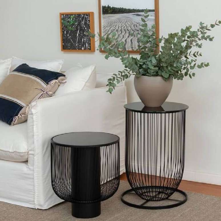 59. Modelo de mesa de canto redonda preta moderna para decoração de sala com sofá branco – Foto: Casadorada