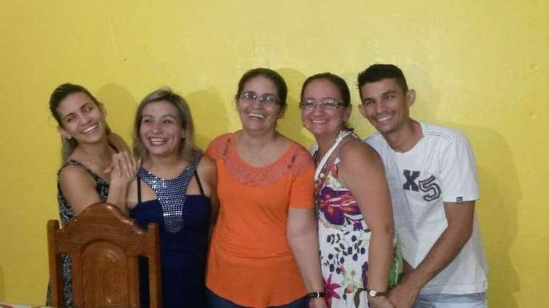 Francisca (ao centro) com os quatro filhos: Lindomara, Isabel, Idaliani e Fábio