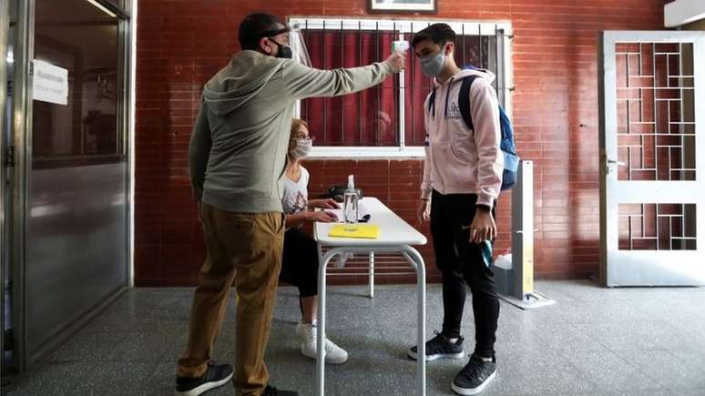 As escolas reabriram recentemente no país, em meio a agravamento da epidemia