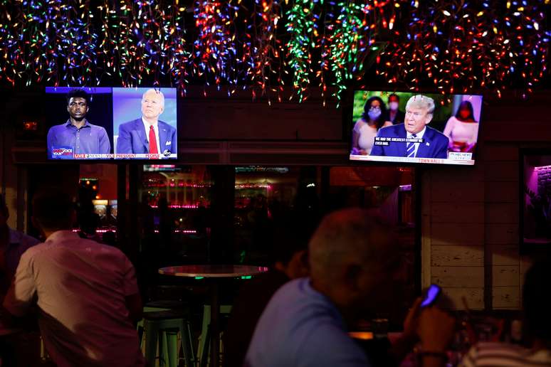 Restaurante de Tampa, na Flórida, com televisores ligados em eventos de Trump e Biden
15/10/2020
REUTERS/Octavio Jones