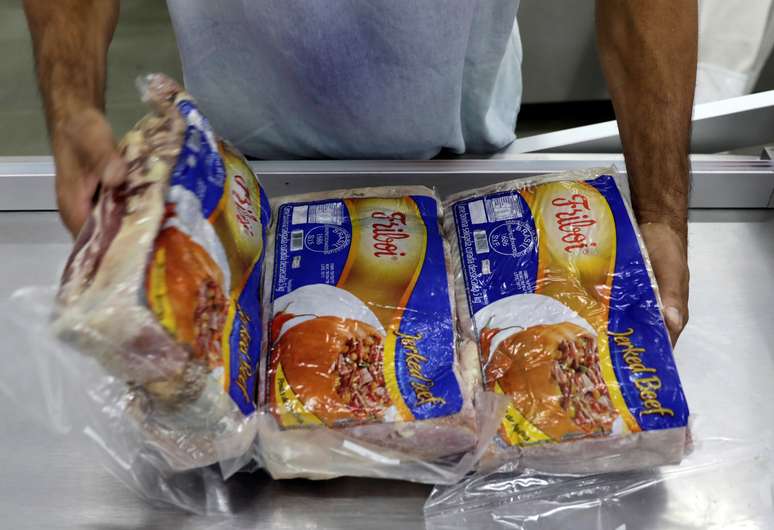 Funcion&aacute;rio da JBS empacota carne 
19/12/2017
REUTERS/Paulo Whitaker