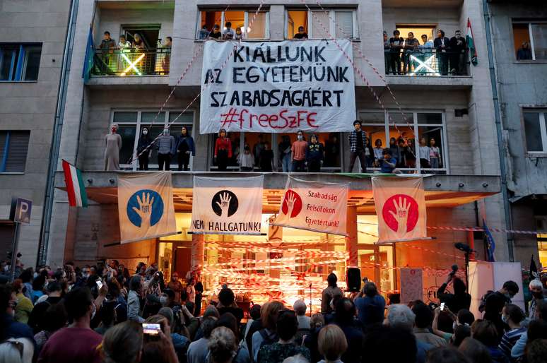 Manifestantes participam de protesto em apoio a estudantes da Universidade de Teatro e Artes Cinematográficas da Hungria
02/09/2020
REUTERS/Bernadett Szabo