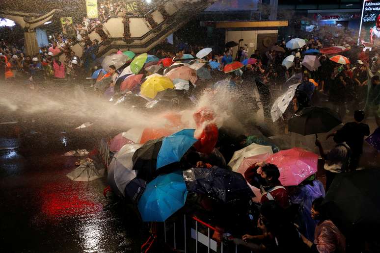 Manifestantes tailandeses são atingidos por canhões de água durante protesto contra governo
16/10/2020
REUTERS/Jorge Silva