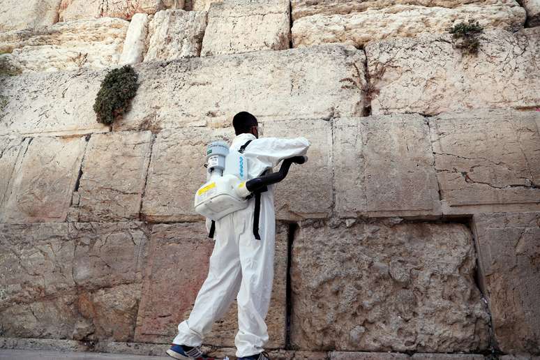 Agente desinfecta e limpa Muro das Lamentações, em Israel
16/09/2020
REUTERS/Ronen Zvulun