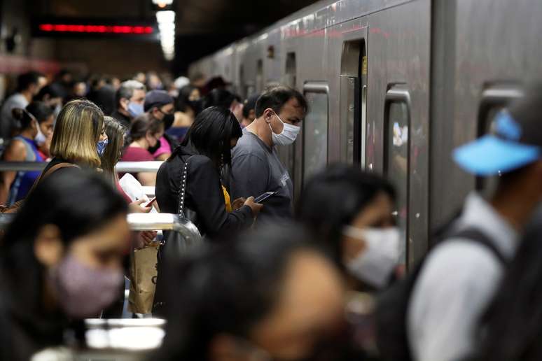 Passageiros embarcam em vagões em estação do metrô de São Paulo
25/06/2020
REUTERS/Amanda Perobelli