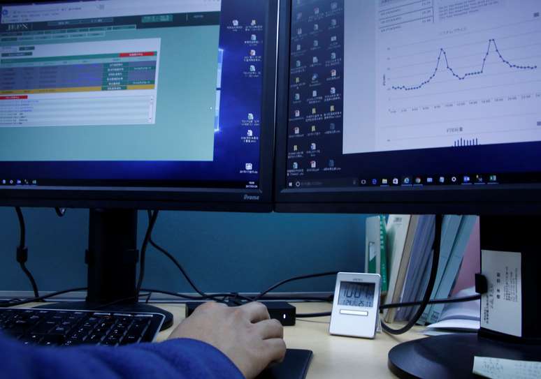 Gr&aacute;fico mostra pre&ccedil;os da eletricidade na mesa de funcion&aacute;rio da Bolsa de Energia do Jap&atilde;o. 24 de janerio de 2017. REUTERS/Kim Kyung-Hoon
