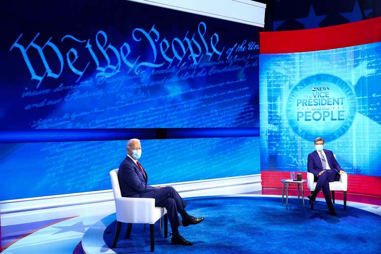 Candidato democrata &agrave; Presid&ecirc;ncia dos EUA, Joe Biden, durante f&oacute;rum realizado pela ABC
15/10/2020
REUTERS/Tom Brenner