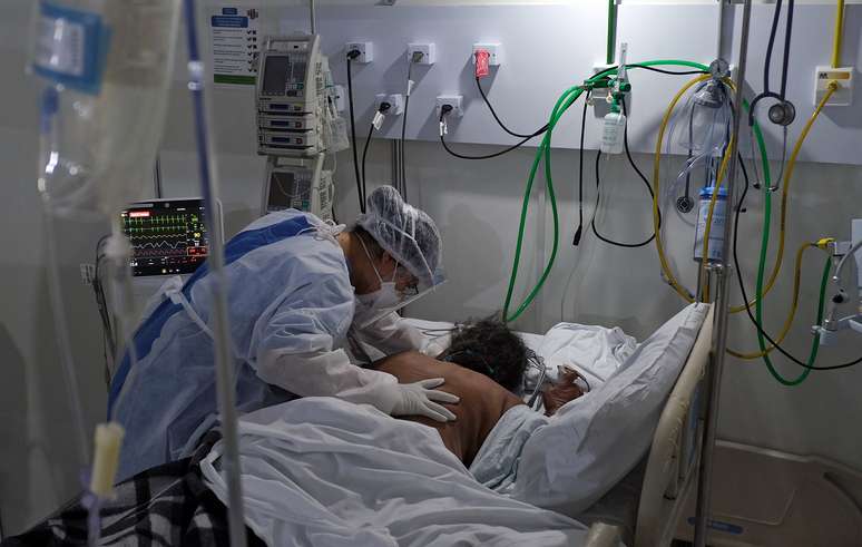 Profissional da saúde trata de paciente com Covid-19 em hospital no Rio de Janeiro (RJ) 
02/07/2020
REUTERS/Ricardo Moraes