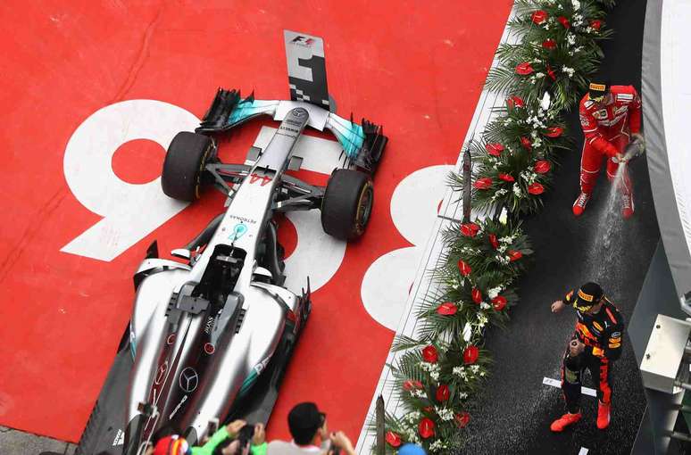 54 – No GP da China de 2017, Lewis Hamilton conquistou mais uma vitória na carreira 