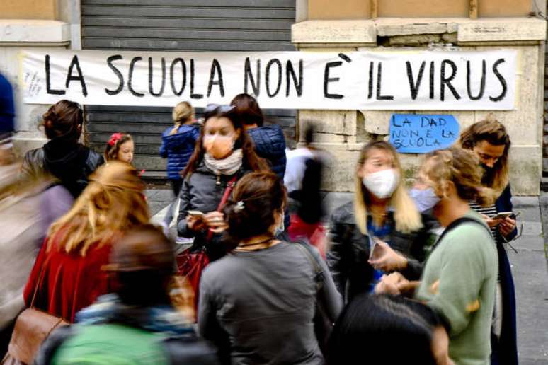 Protesto contra fechamento das escolas na Campânia, sul da Itália