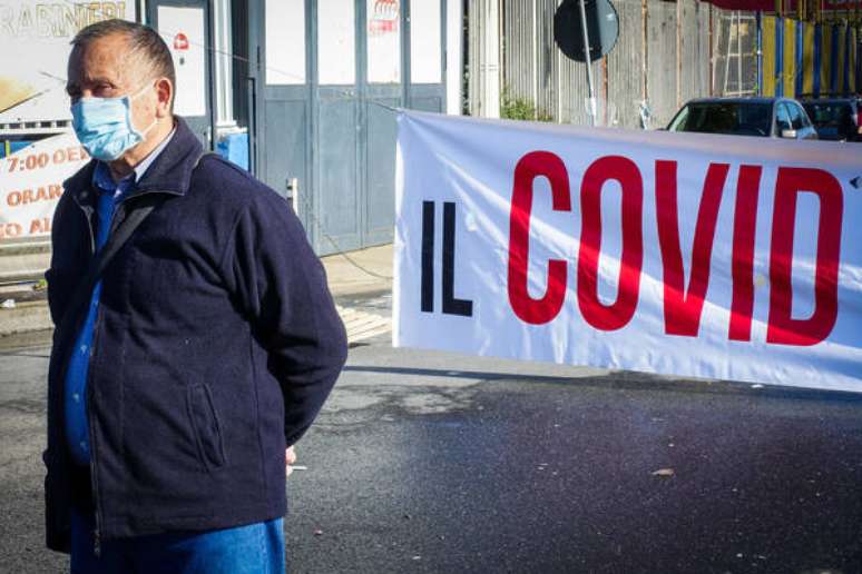 Manifestante em protesto contra medidas restritivas em Nápoles, sul da Itália