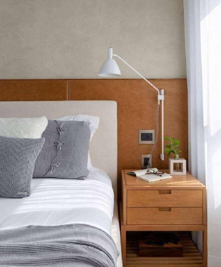 2. Cabeceira de madeira para quarto decorado com luminária de cabeceira branca – Foto: Jeito de Casa