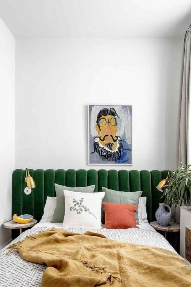 12. Quarto de casal pequeno decorado com luminária de cabeceira estofada verde – Foto: PUFIK Interiors & Inspirations