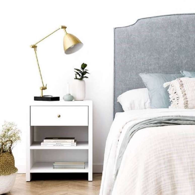 3. Cabeceira cinza para decoração de quarto branco com luminária de mesa de cabeceira com acabamento em ouro envelhecido – Foto: Kenay Home