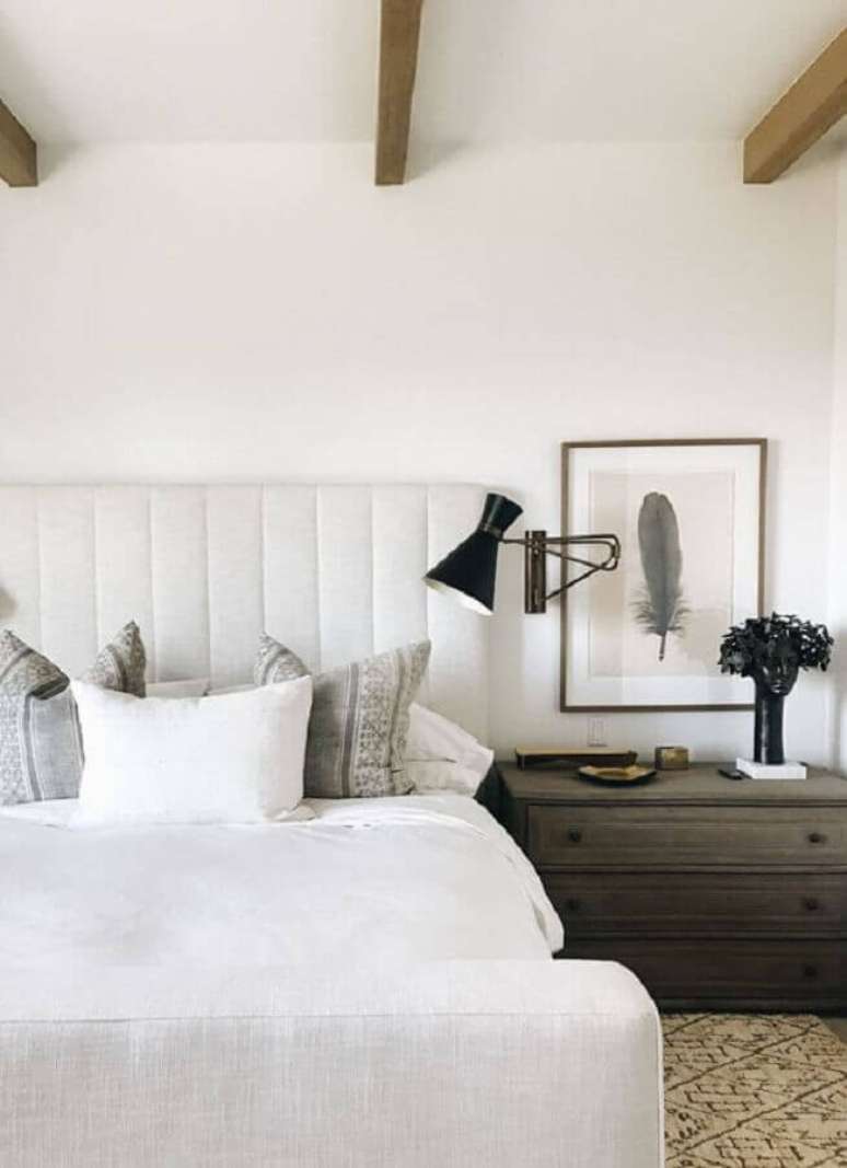 1. Saiba escolher a luminária de cabeceira para leitura ideal para o seu quarto – Foto: Harbor Luxury Bedding