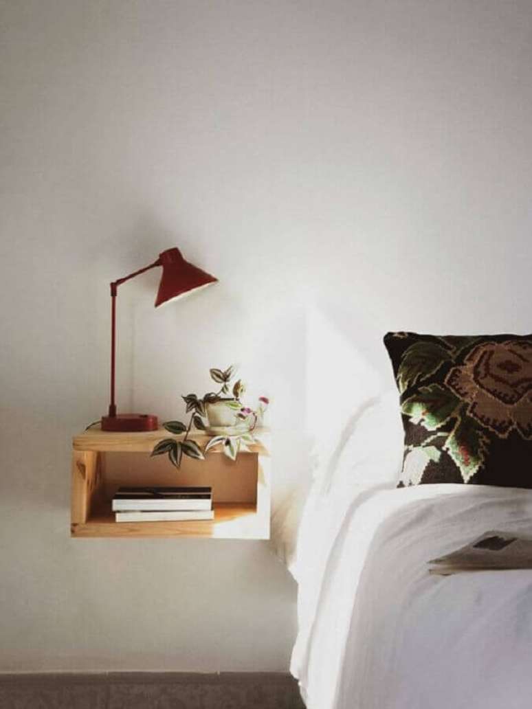 24. Quarto branco minimalista decorado com luminária para mesa de cabeceira – Foto: Pinterest