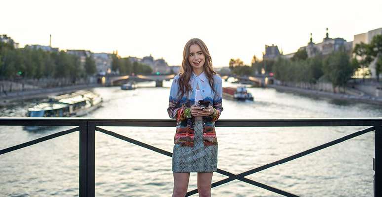 “Emily em Paris” com camisa estampa da marca Alice + Olivia (Foto: Reprodução/IMDB)