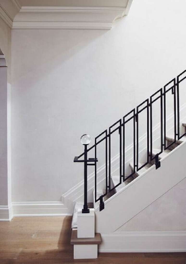 26. Escada branca com guarda-corpo de ferro preto – Foto: Pinterest