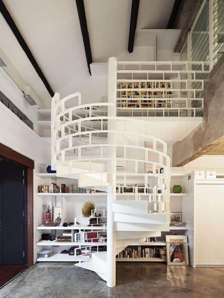 27. Escada caracol com guarda-corpo de ferro pintado de branco &ndash; Foto: Pinterest