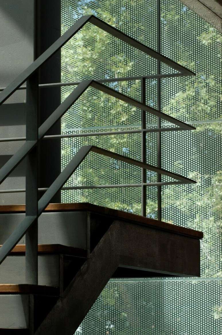 31. Escada com guarda-corpo de alumínio preto – Foto: ArchDaily