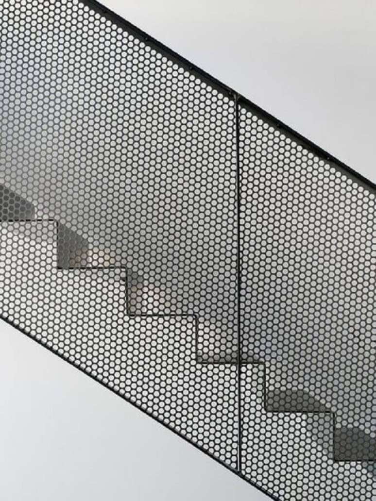 32. Escada branca com guarda-corpo de tela preta – Foto: Pinterest
