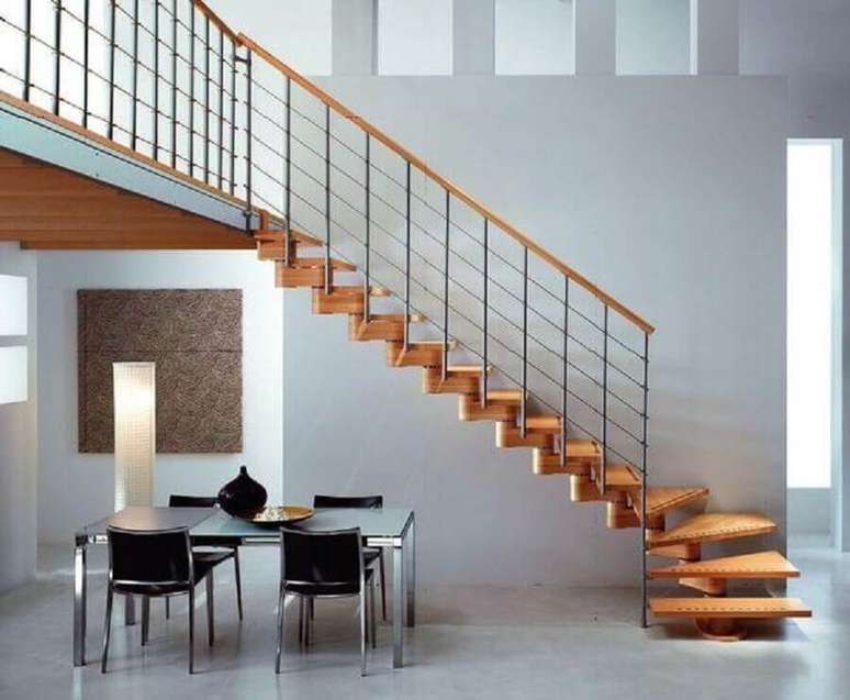 38. Escada de madeira com guarda-corpo de ferro e corrim&atilde;o de madeira &ndash; Foto: Wykończenie wnętrza domu