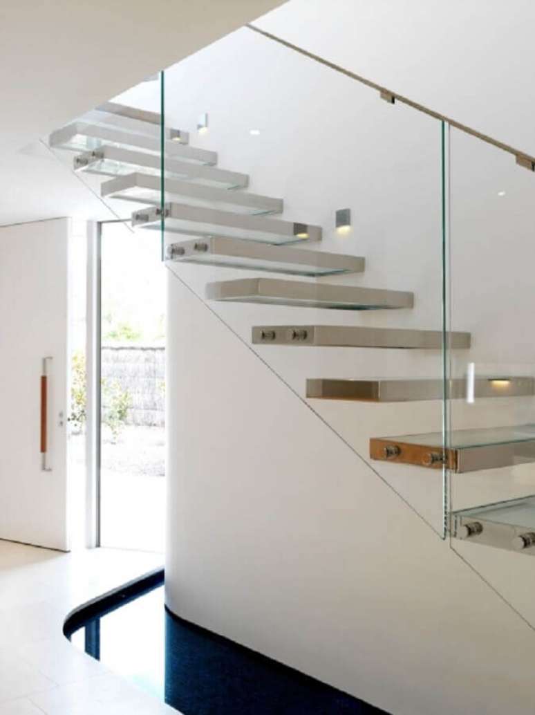 46. Escada de metal com guarda-corpo de vidro – Foto: Stairs Design Ideas