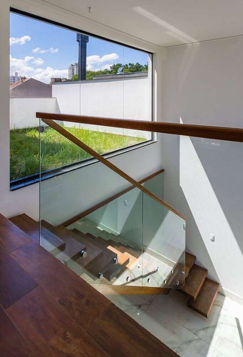 48. Escada e corrimão de madeira com guarda-corpo de vidro – Foto: Oficina Conceito Arquitetura