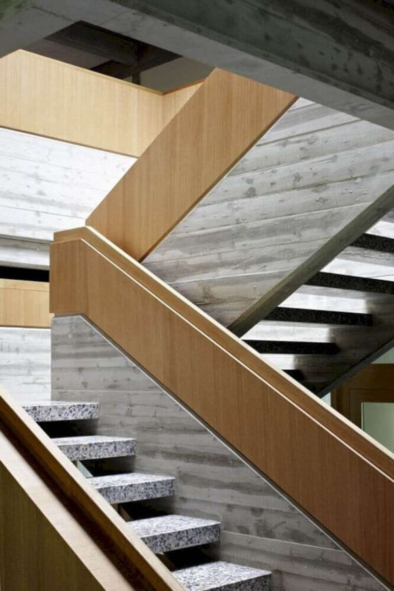 51. Escada moderna com guarda-corpo de madeira – Foto: Futurist Architecture