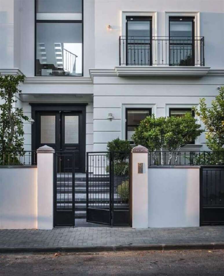 88. O guarda corpo para varanda pode combinar com o port&atilde;o da fachada e com as grades das janelas &ndash; Foto: Home Fashion Trend