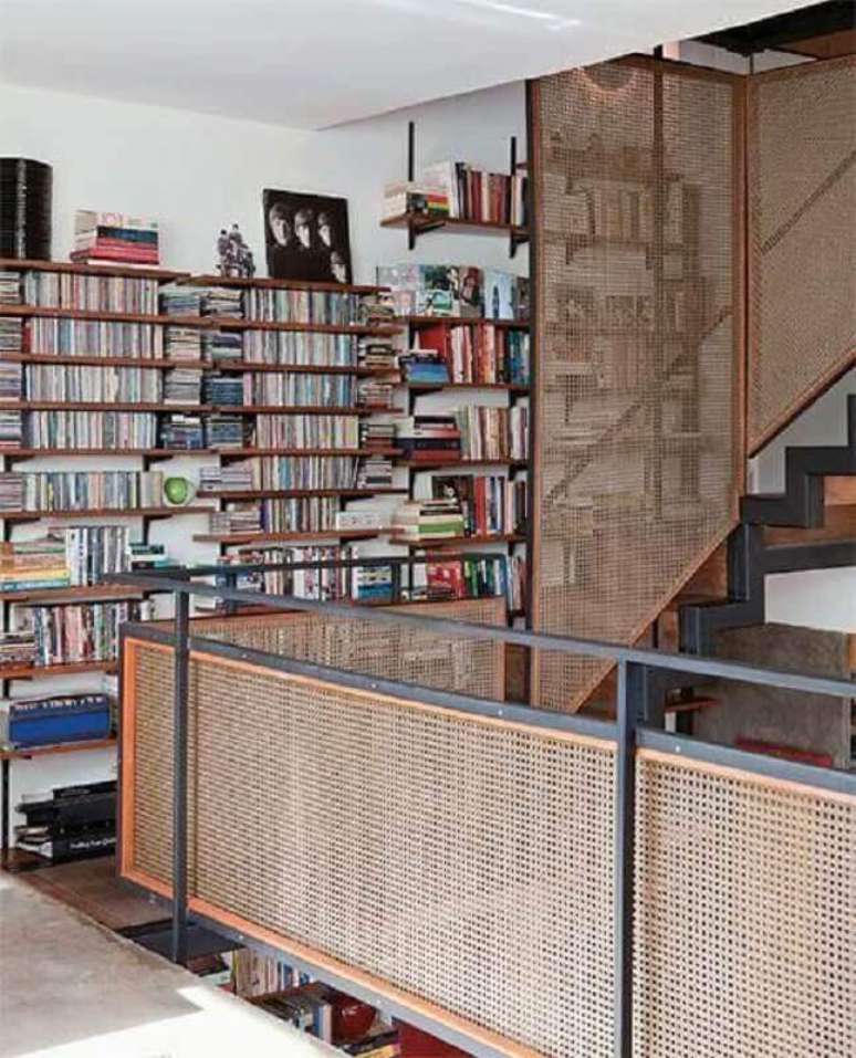 90. Charmoso guarda corpo com palha e corrim&atilde;o de ferro &ndash; Foto: Pinterest