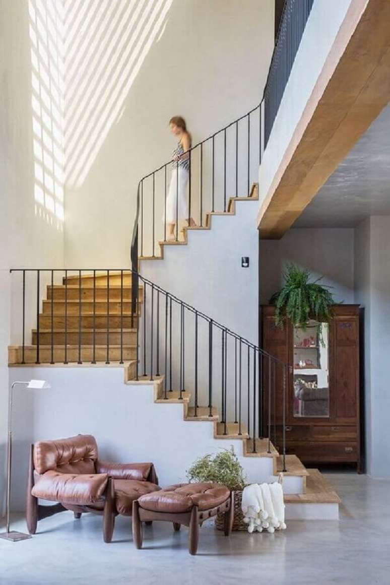 92. Guarda corpo de ferro para escada com degraus de madeira &ndash; Foto: Casa de Valentina