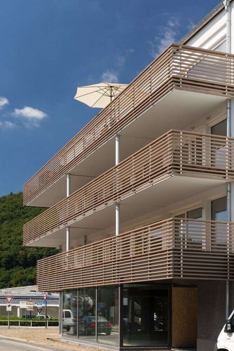 62. Escolha um modelo de guarda-corpo que se harmonize com a fachada do im&oacute;vel &ndash; Foto: Pinterest