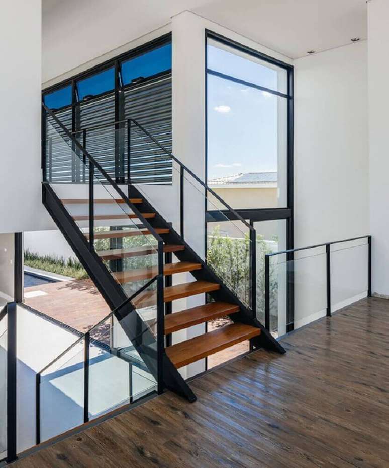 66. A vantagem do guarda corpo de vidro &eacute; que ele permite a passagem de luz mantendo assim os ambiente com uma ilumina&ccedil;&atilde;o melhor &ndash; Foto: 24.7 Arquitetura