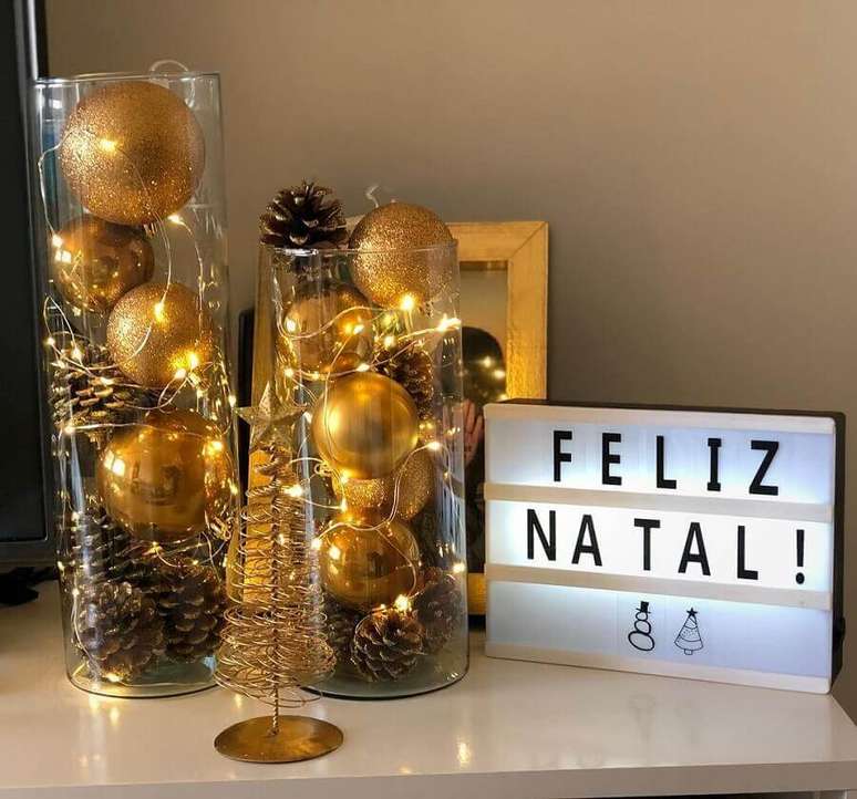 7. Bolas natalinas dentro de vasos de vidro são ótimas ideias de decoração de Natal simples – Foto: Nosso Apê 205