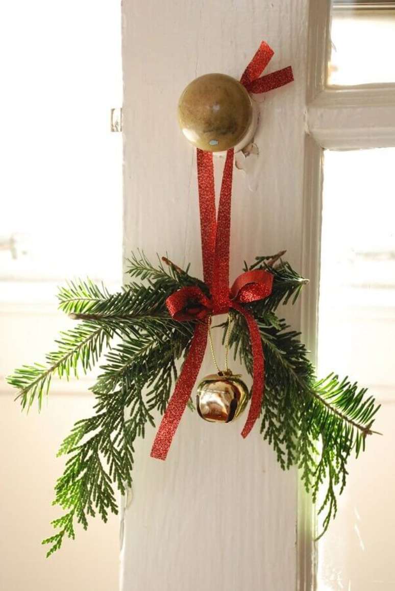 8. Ideias de decoração de Natal criativa com enfeite na maçaneta na porta – Foto: Apartment Therapy