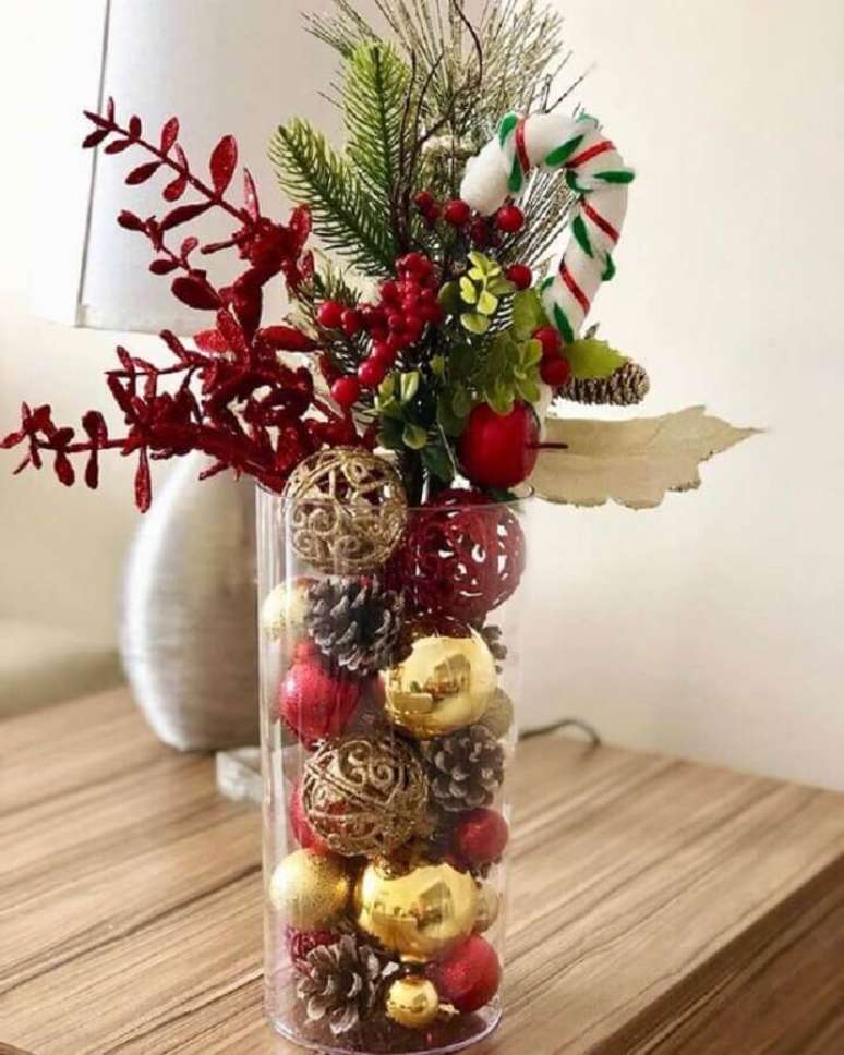 9. Ideias criativas decoração de Natal com enfeites natalino em vaso de vidro – Foto: Revista Artesanato