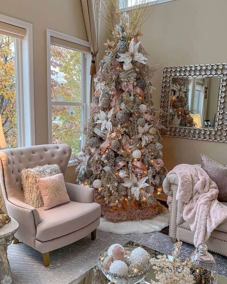 12. Ideias de decoração de Natal para sala branca com árvore de Natal grande e cheia – Foto: Farah Merhi