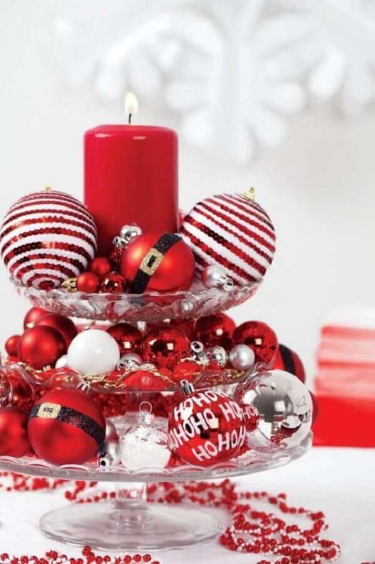 13. Ideias de decoração de natal com bolas natalinas em prato de doce – Foto: Revista Artesanato