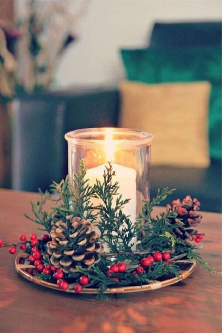 14. Arranjo com vela e pinha para ideias de decoração de Natal simples e fácil de fazer – Foto: Constance Zahn