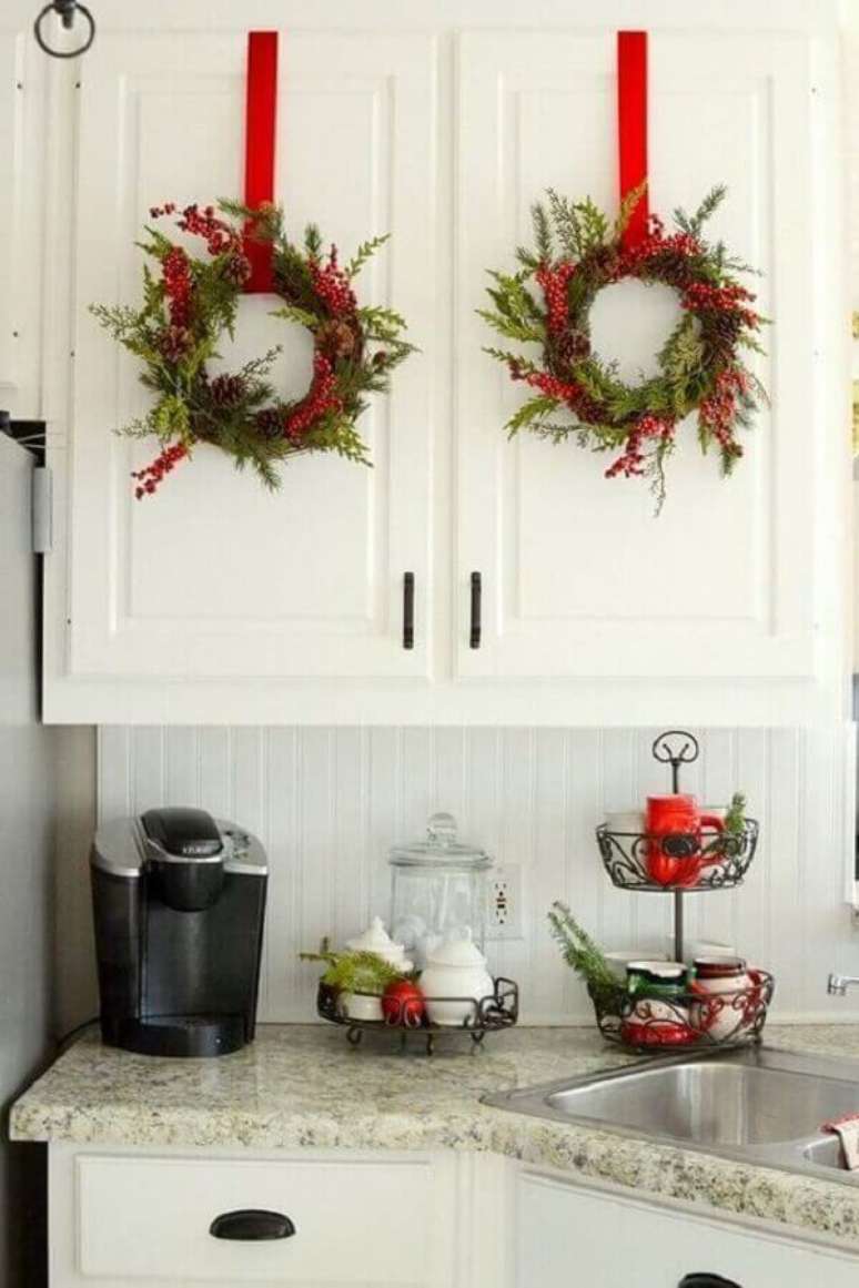 18. Ideias de decoração de Natal com guirlandas em portas de armários de cozinha – Foto: Christmas Glitter