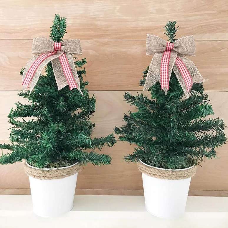 19. Ideias de decoração de Natal com mini pinheiros – Foto: The Latina Next Door