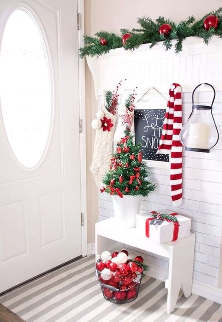 22. Ideias de decoração de Natal para hall de entrada todo branco – Foto: Archidea
