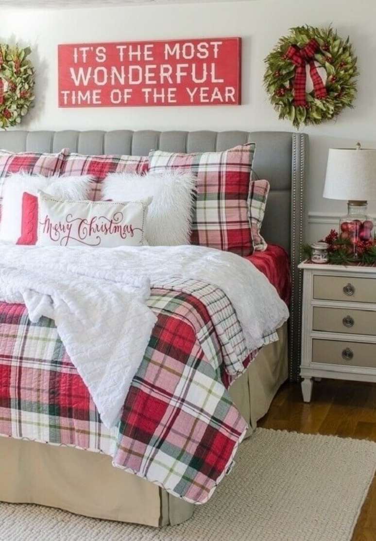 23. Ideias para decoração de Natal em quarto com jogo de cama xadrez e guirlandas na cabeceira da cama – Foto: Home Fashion Trend