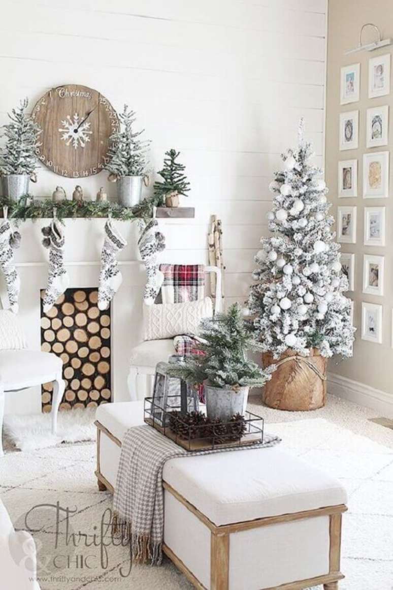 24. Ideias de decoração de Natal para sala branca com árvore de Natal nevada – Foto: Pinterest