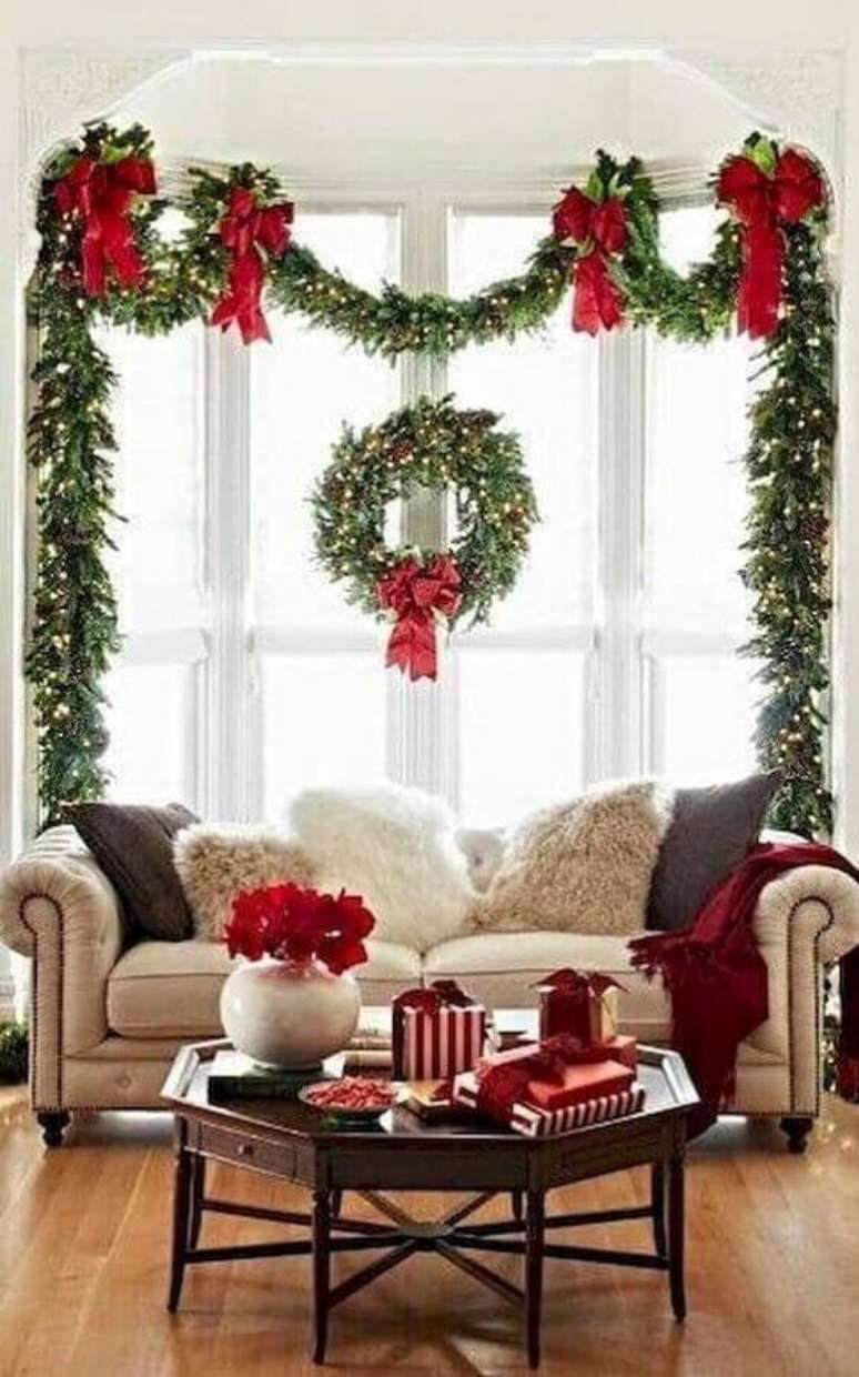 26. Ideias de decoração de Natal para sala com guirlanda e festão em janela – Foto: Home Fashion Trend