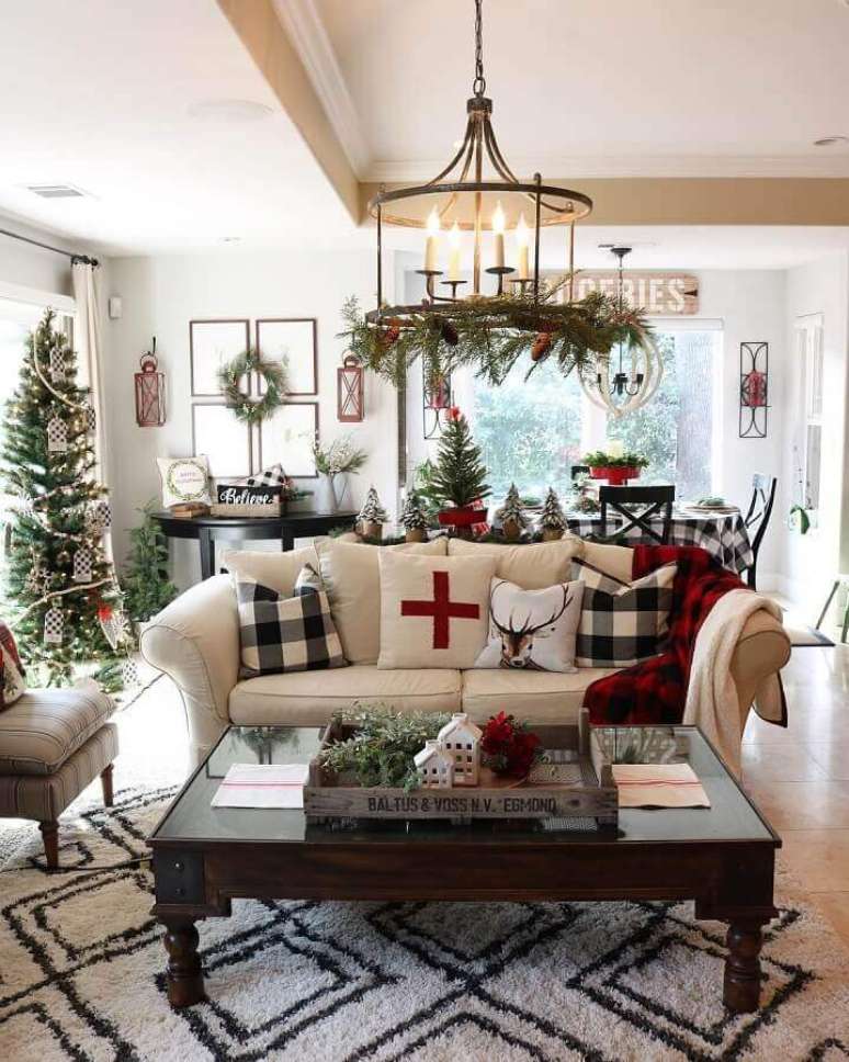 3. Ideias de decoração de Natal para sala de estar com vários arranjos e almofadas temáticas – Foto: Jodie & Julie
